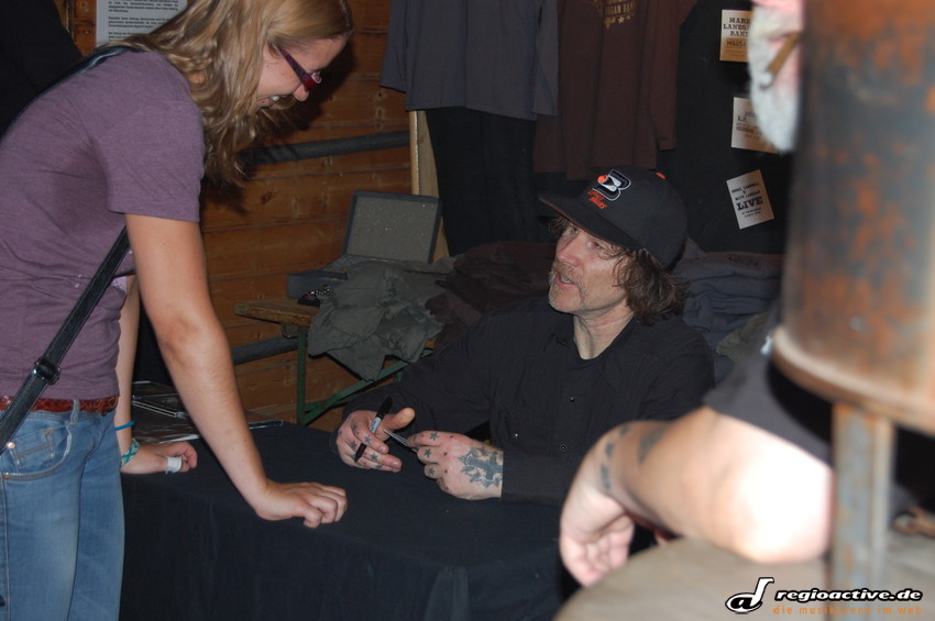 Mark Lanegan signiert CDs und Platten nach dem Auftritt in der Batschkapp.